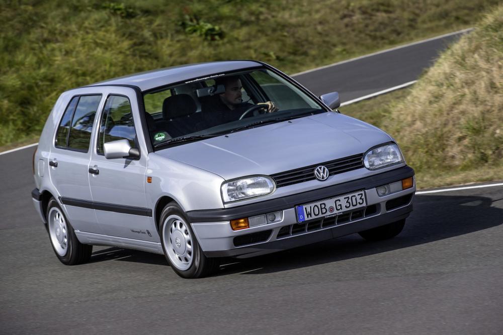 Volkswagen Golf 3 поколение в повороте