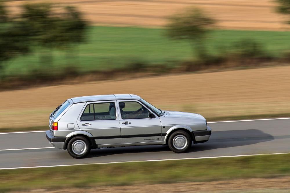 Volkswagen Golf 2 поколение вид сбоку в движении