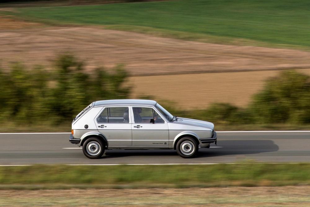 Volkswagen Golf 1 поколение вид сбоку