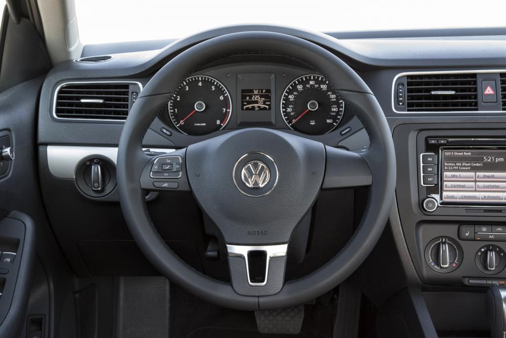 Volkswagen Jetta 6 поколение панель приборов