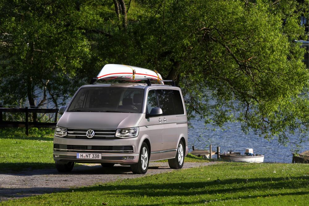 VW Multivan вид спереди летом на берегу