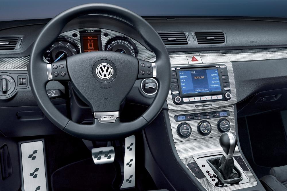 Volkswagen Passat B6 (2007-2010) R36 седан 4-дв. интерьер 