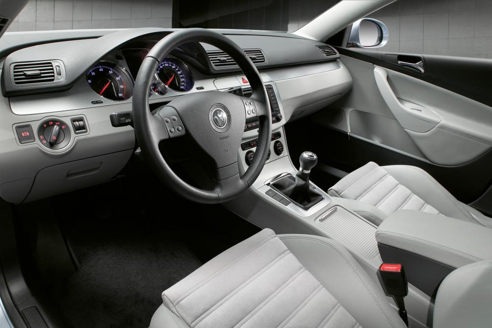 Volkswagen Passat B6 седан интерьер