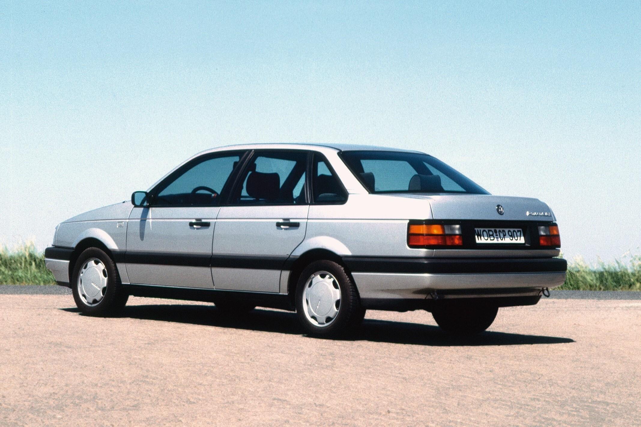 Купить фольксваген в4. VW Passat b3 седан. Фольксваген Пассат б3 седан. Volkswagen Passat b3 седан 1.8. Volkswagen Passat b3 седан 1990.