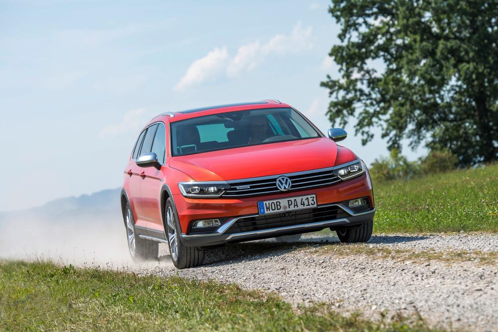 Volkswagen Passat Alltrack в движении по проселку
