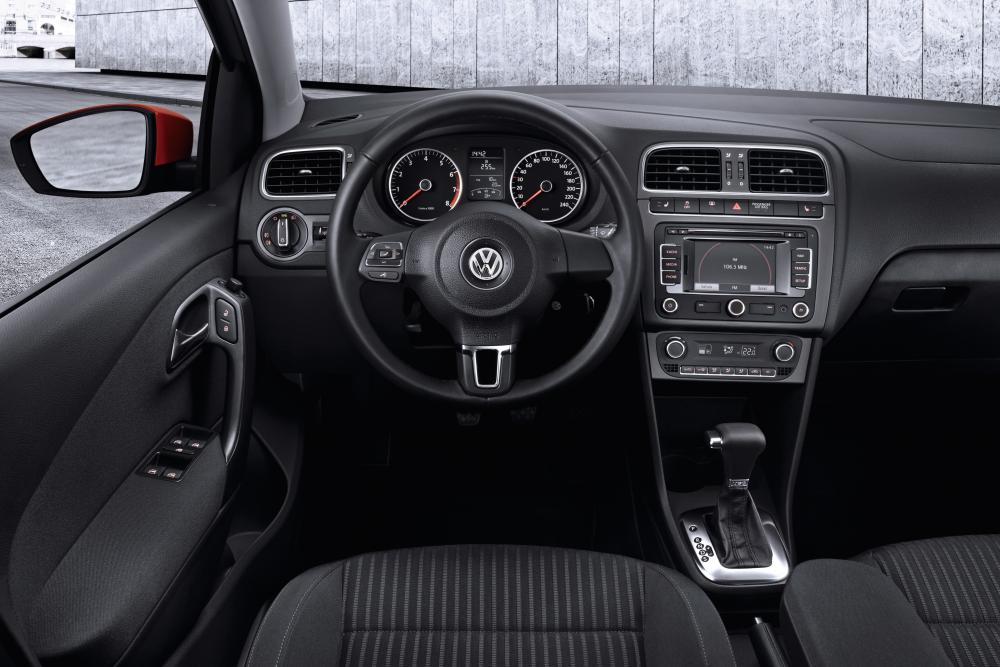 Volkswagen Polo 5 поколение хэтчбек панель приборов
