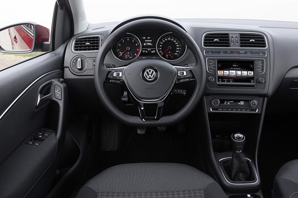 Volkswagen Polo 5 поколение хэтчбек интерьер