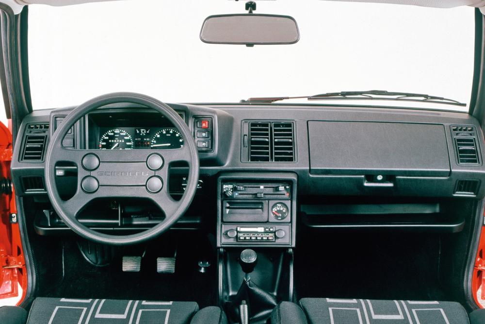Volkswagen Scirocco 2 поколение (1981-1991) Хетчбэк интерьер 