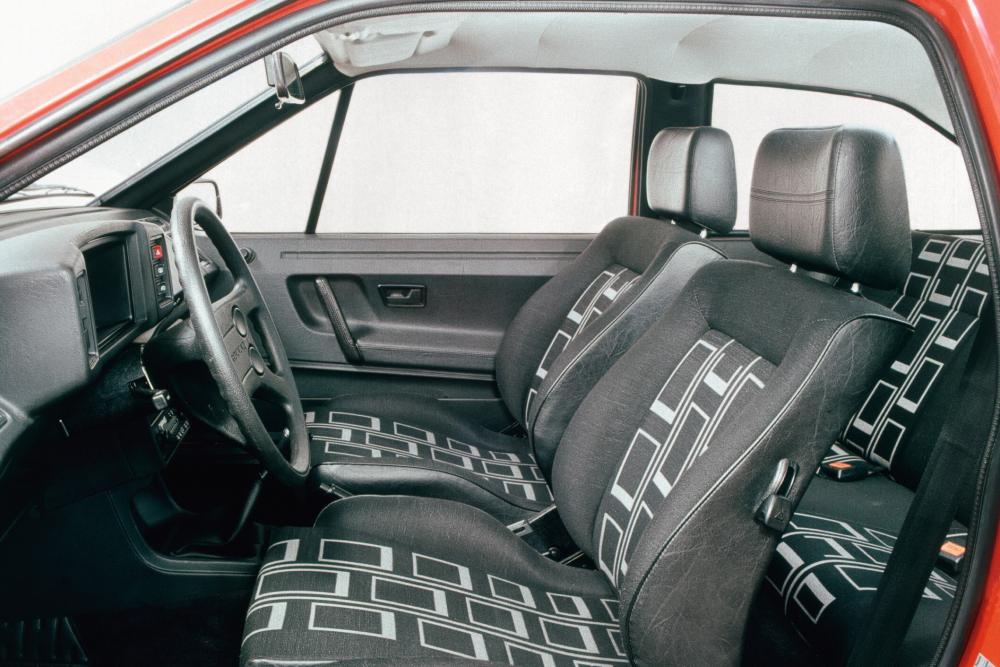 Volkswagen Scirocco 2 поколение (1981-1991) Хетчбэк интерьер 