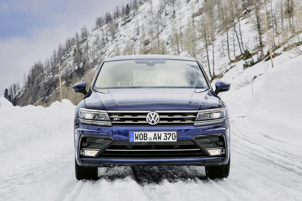 Volkswagen Tiguan 2 в горах, вид спереди