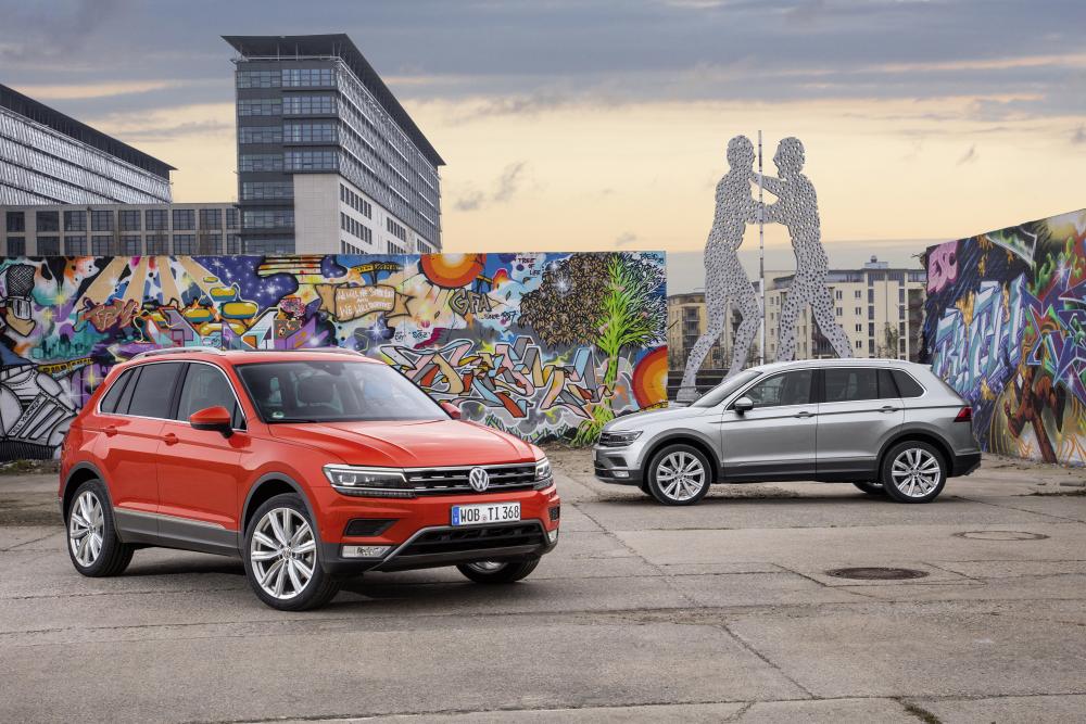 Volkswagen Tiguan 2 оранжевый и серебристый на фоне стрит-арта