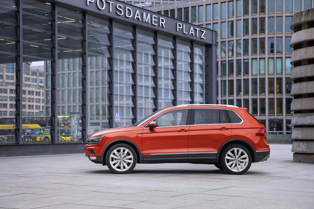 Volkswagen Tiguan 2 оранжевый, вид сбоку