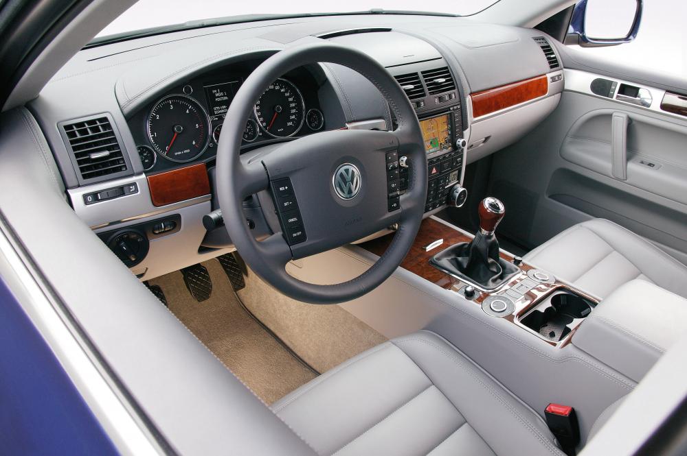 Volkswagen Touareg 1 поколение интерьер