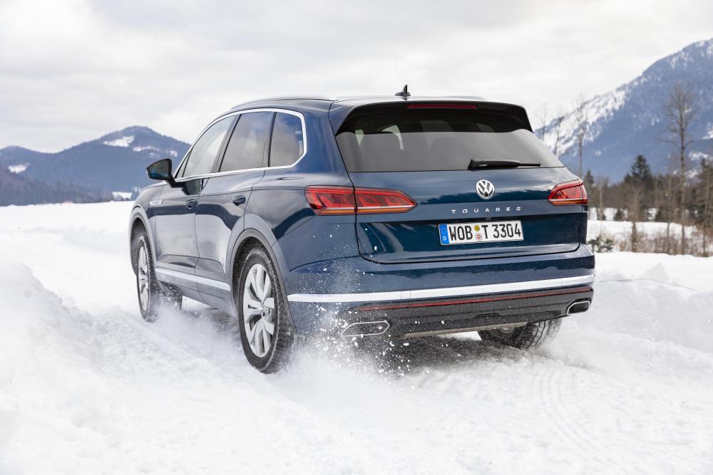 Volkswagen Touareg двигается по снегу