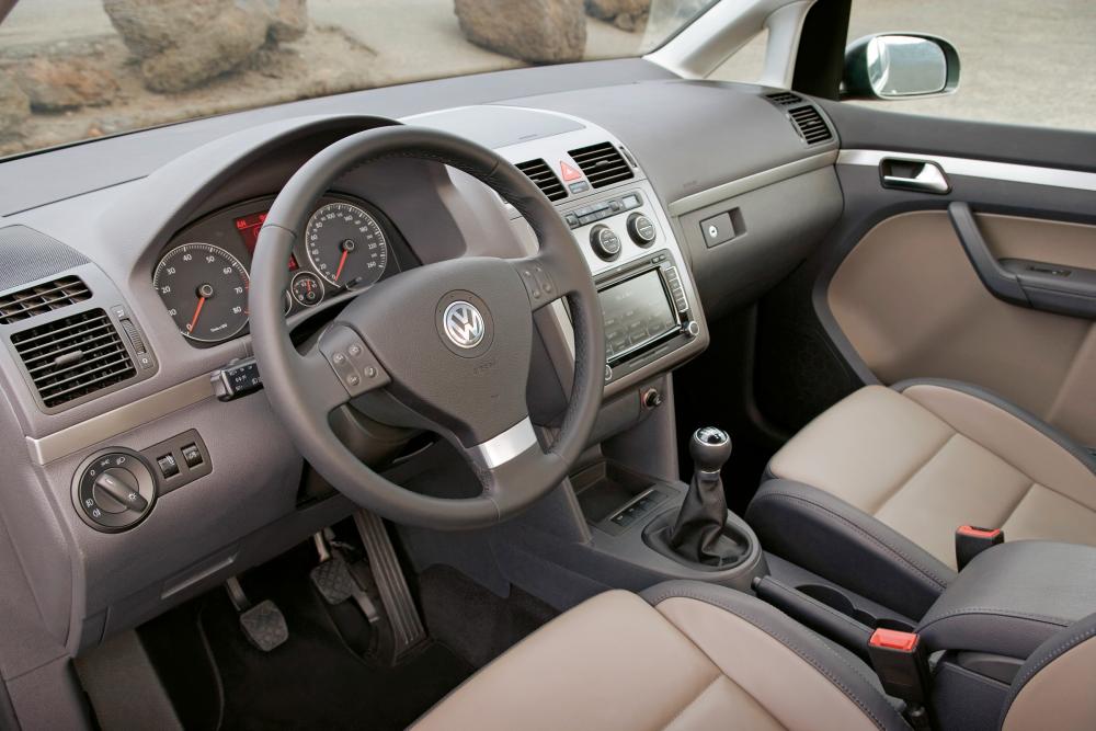Volkswagen Touran 1 поколение [рестайлинг] (2006-2010) Минивэн 5-дв. интерьер 