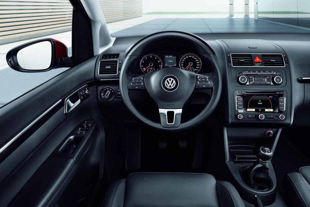 Volkswagen Touran 1 поколение [2-й рестайлинг] (2010-2015) Минивэн интерьер 