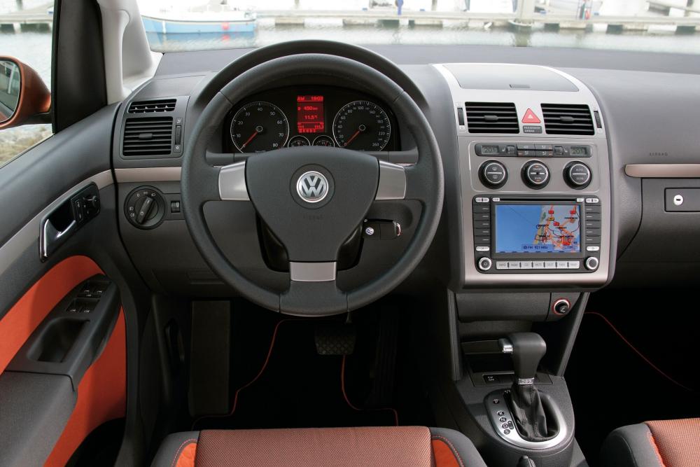 Volkswagen Touran 1 поколение [рестайлинг] (2006-2010) Cross минивэн 5-дв. интерьер 