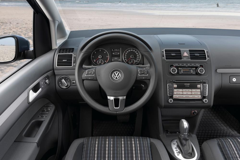 Volkswagen Touran 1 поколение [2-й рестайлинг] (2010-2015) Cross минивэн 5-дв. интерьер 
