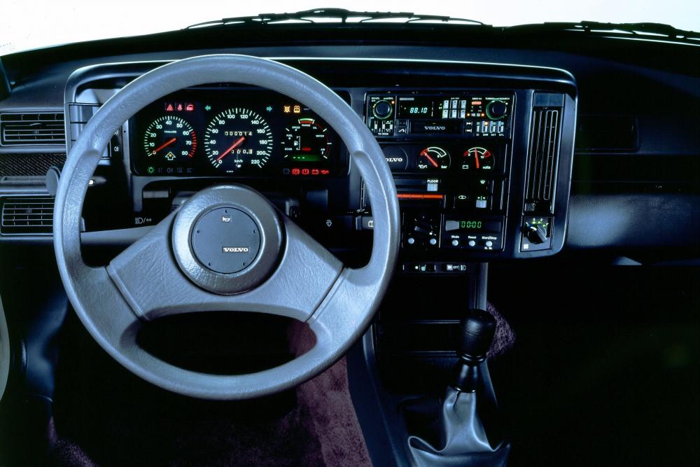 Volvo 480 1 поколение (1986-1991) Хетчбэк интерьер 