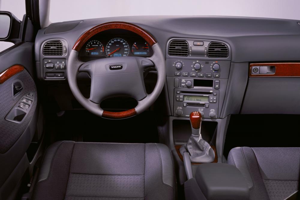 Volvo V40 1 поколение рестайлинг Универсал интерьер 