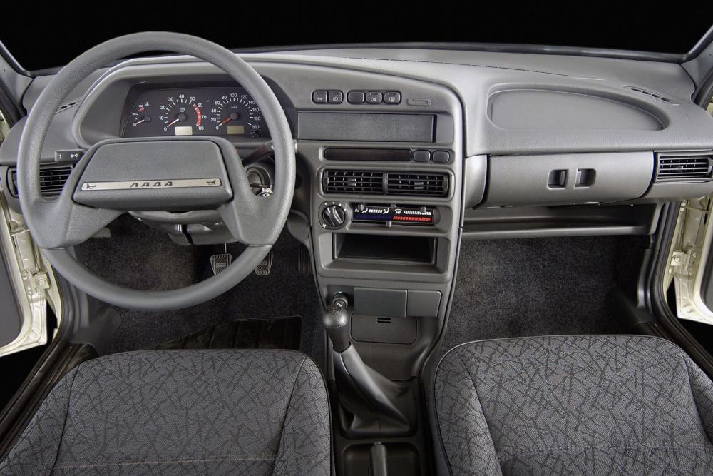 ВАЗ (Lada) 2113 1 поколение (2004-2013) Хетчбэк интерьер 