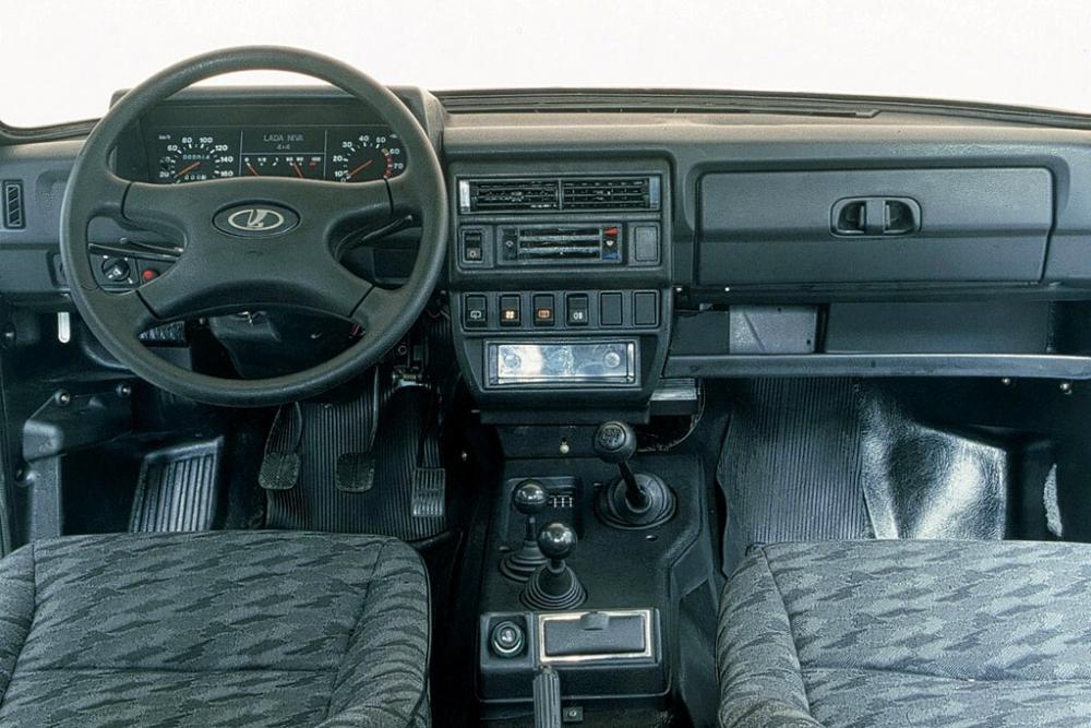 ВАЗ (Lada) 4x4 1 поколение рестайлинг (1995) 2131 внедорожник 5-дв. интерьер 