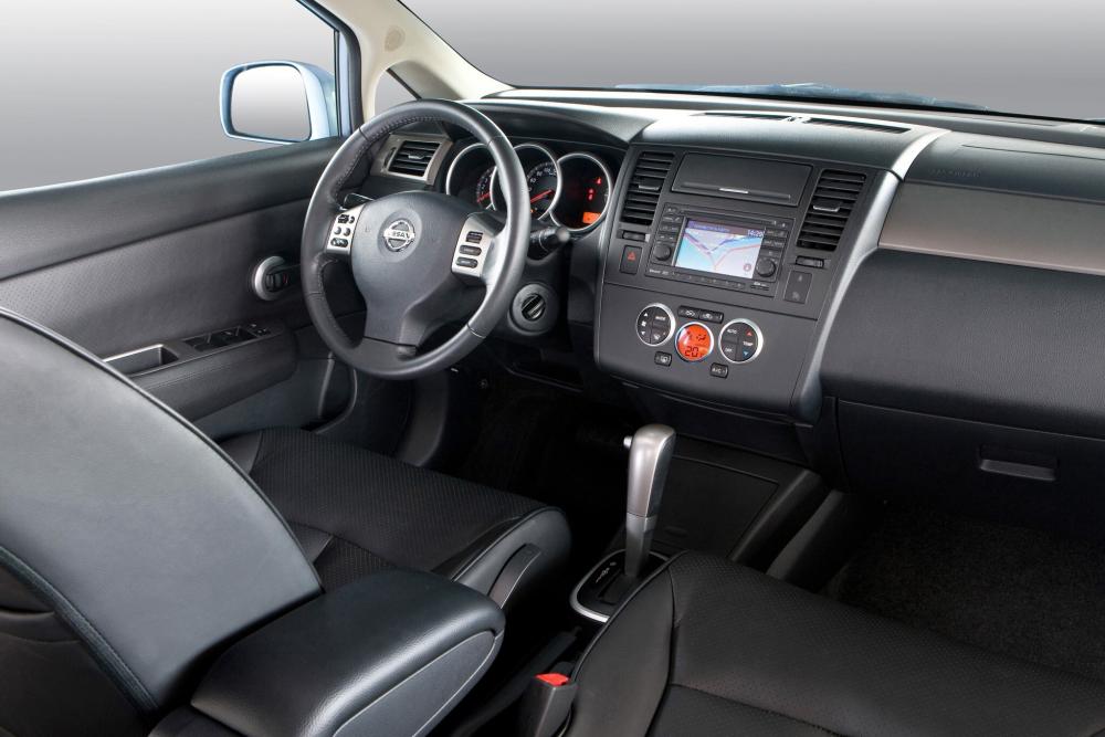 Nissan Tiida 1 поколение C11 рестайлинг Хетчбэк интерьер