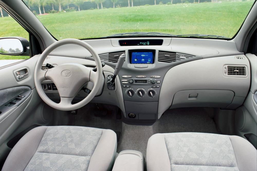 Toyota Prius 1 поколение интерьер 