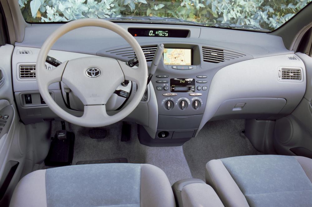 Toyota Prius 1 поколение интерьер 