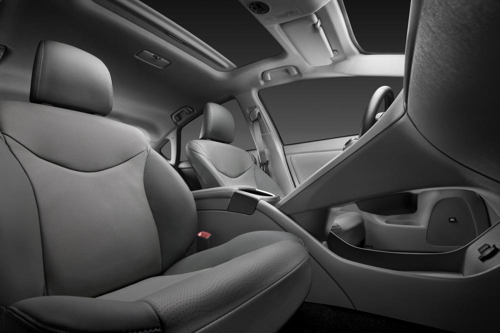 Toyota Prius 3 поколение рестайлинг интерьер 