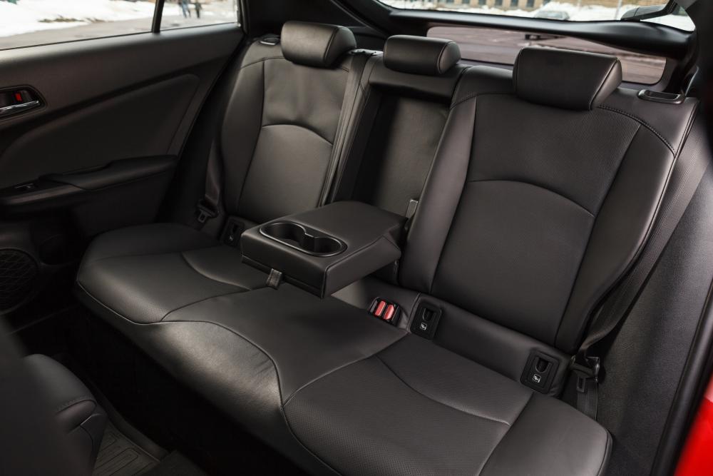 Toyota Prius 4 поколение (2017) Хетчбэк интерьер 