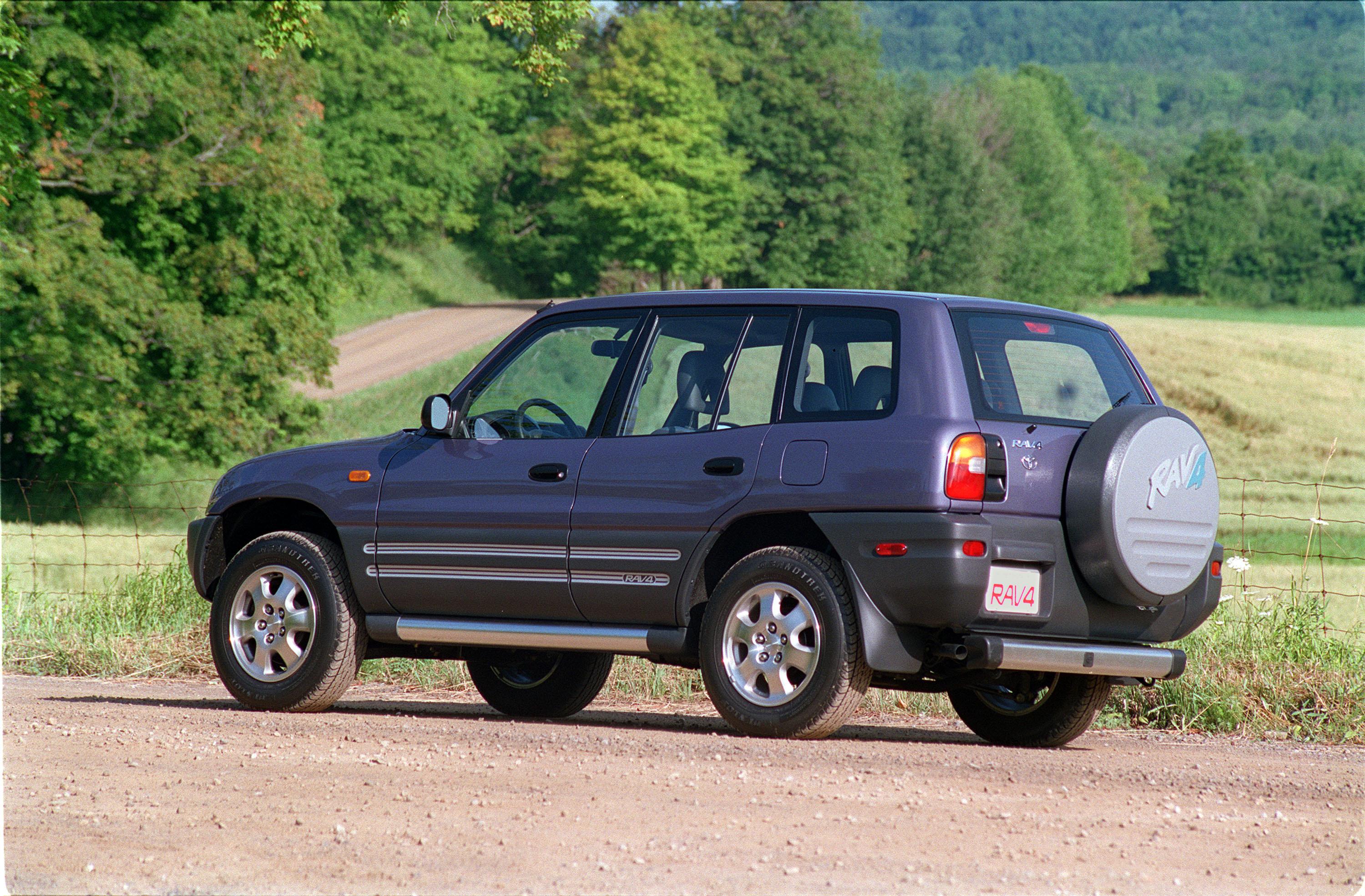 Внедорожники 2000 года. Toyota rav4 1994-2000. Тойота рав 4 1994. Toyota rav4 1 поколение. Тойота рав 4 первого поколения.