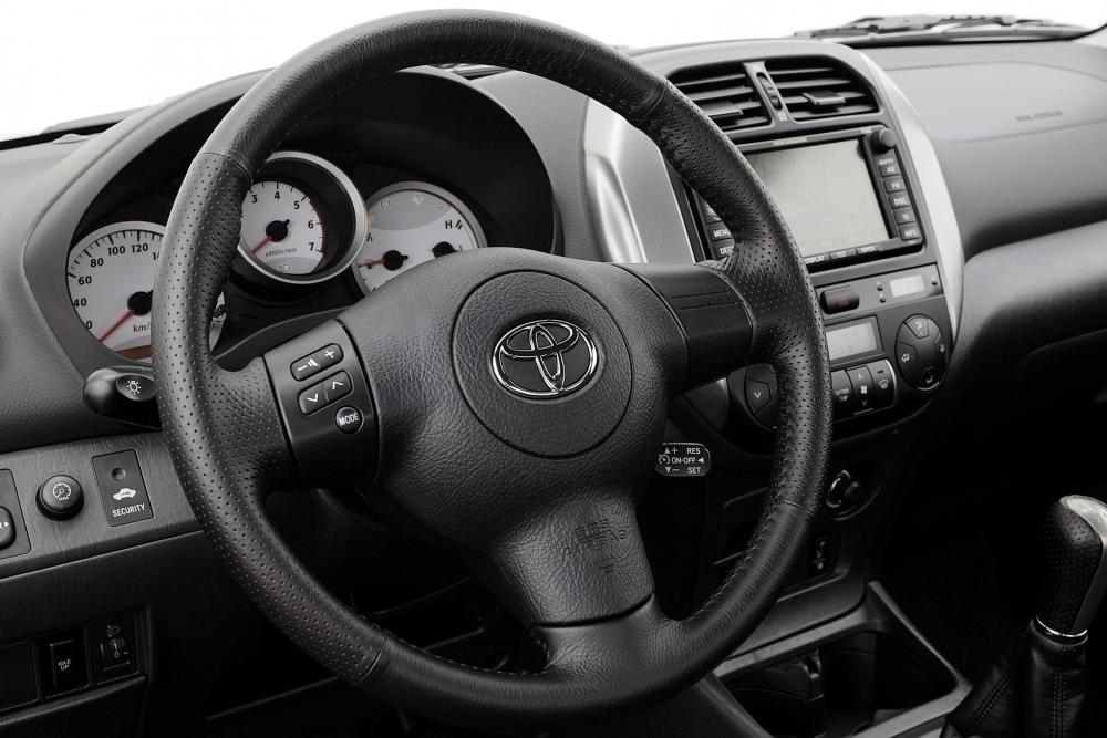 Toyota RAV4 2 поколение [рестайлинг] (2003-2006) Кроссовер интерьер 