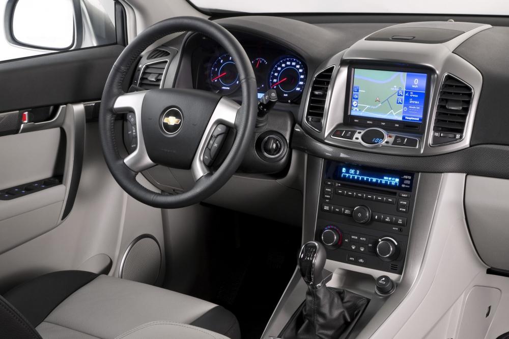 Chevrolet Captiva 1 поколение рестайлинг (2011-2013) Кроссовер интерьер 
