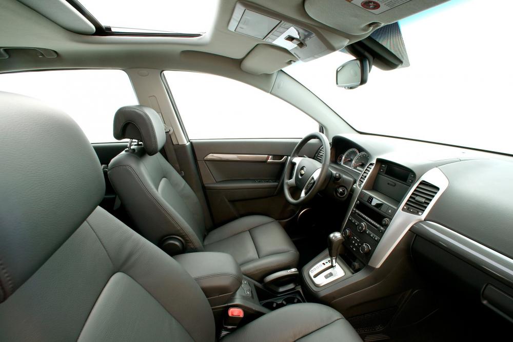 Chevrolet Captiva 1 поколение (2006-2011) Кроссовер интерьер 