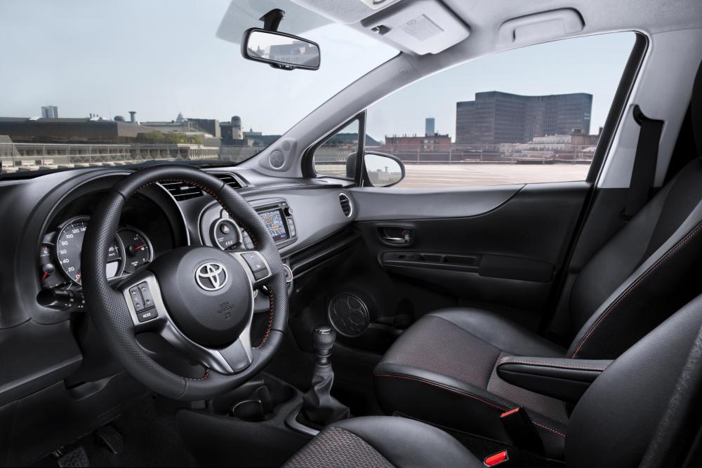 Toyota Yaris 3 поколение XP130 (2011-2014) Хетчбэк 5-дв. интерьер 