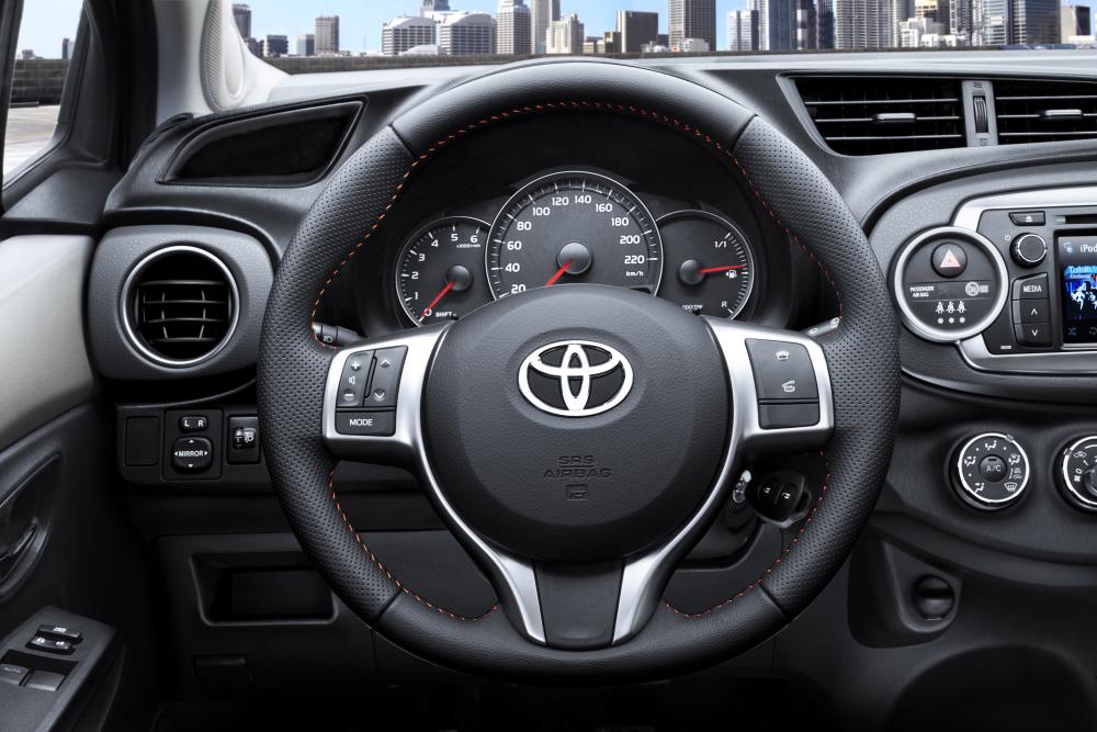 Toyota Yaris 3 поколение XP130 (2011-2014) Хетчбэк 5-дв. интерьер 