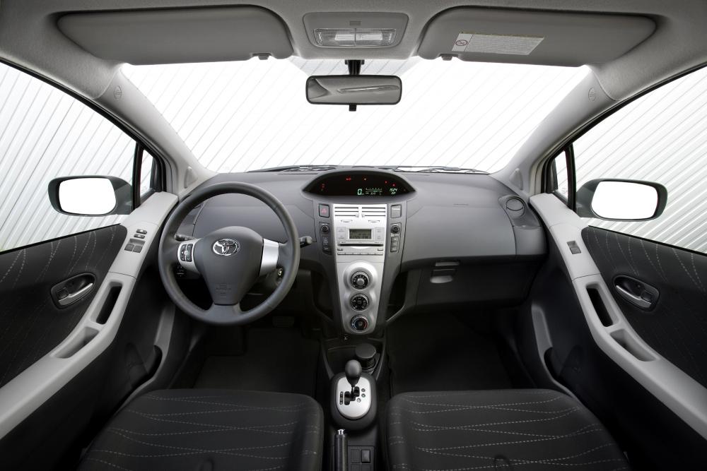 Toyota Yaris 2 поколение XP9 (2005-2009) Хетчбэк 5-дв. интерьер