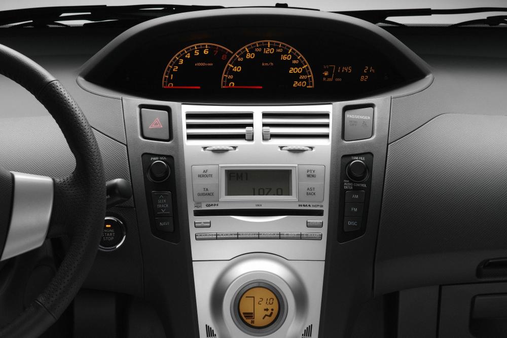 Toyota Yaris 2 поколение XP9 (2005-2009) Хетчбэк 3-дв. интерьер 