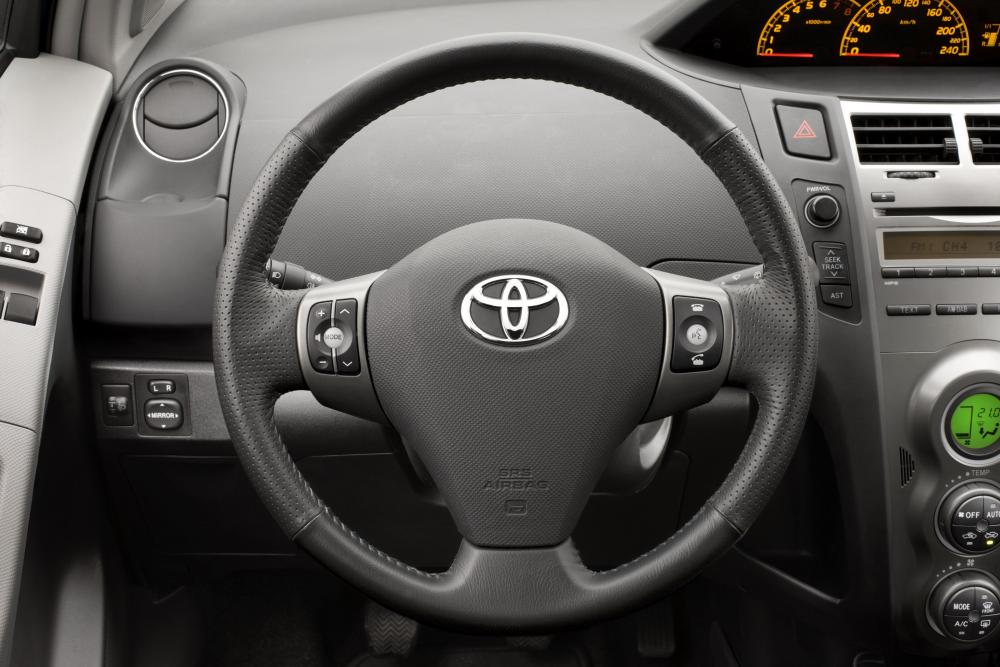 Toyota Yaris 2 поколение XP9 [рестайлинг] (2009-2012) Хетчбэк 5-дв. интерьер 