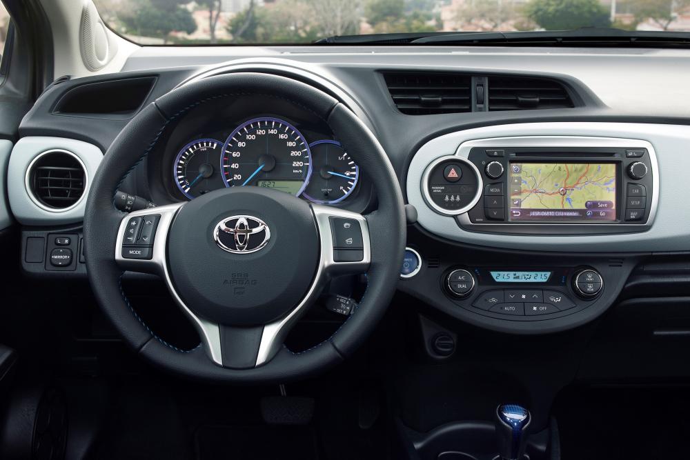 Toyota Yaris 3 поколение XP130 (2012-2014) Hybrid хетчбэк 5-дв. интерьер 