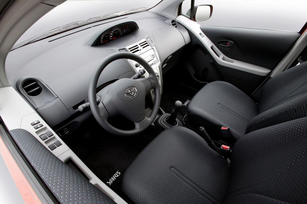 Toyota Yaris 2 поколение XP9 (2005-2009) RS хетчбэк 5-дв. интерьер 