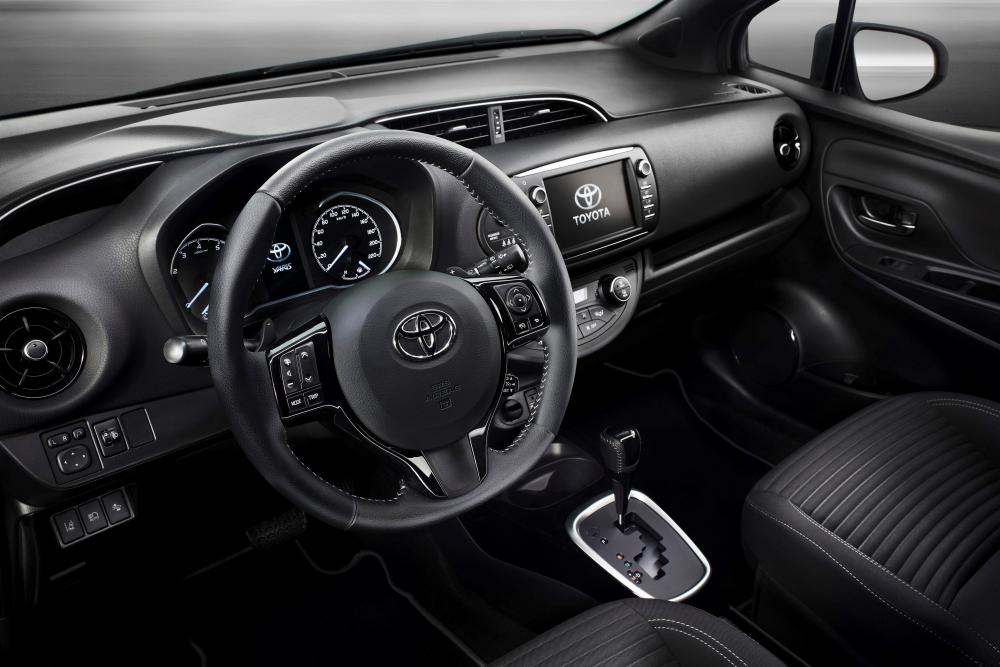 Toyota Yaris 3 поколение XP130 [2-й рестайлинг] (2017-2020) хэтчбек интерьер