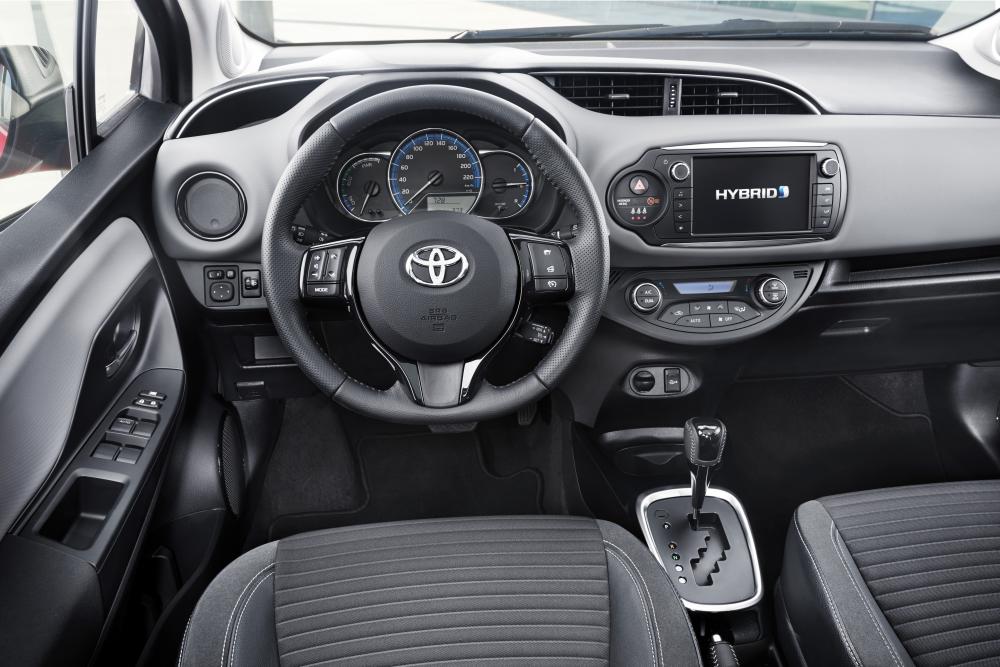 Toyota Yaris 3 поколение XP130 [рестайлинг] (2014-2017) хэтчбек 3-дв. интерьер 