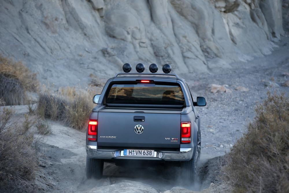 VW Amarok в движении по горам