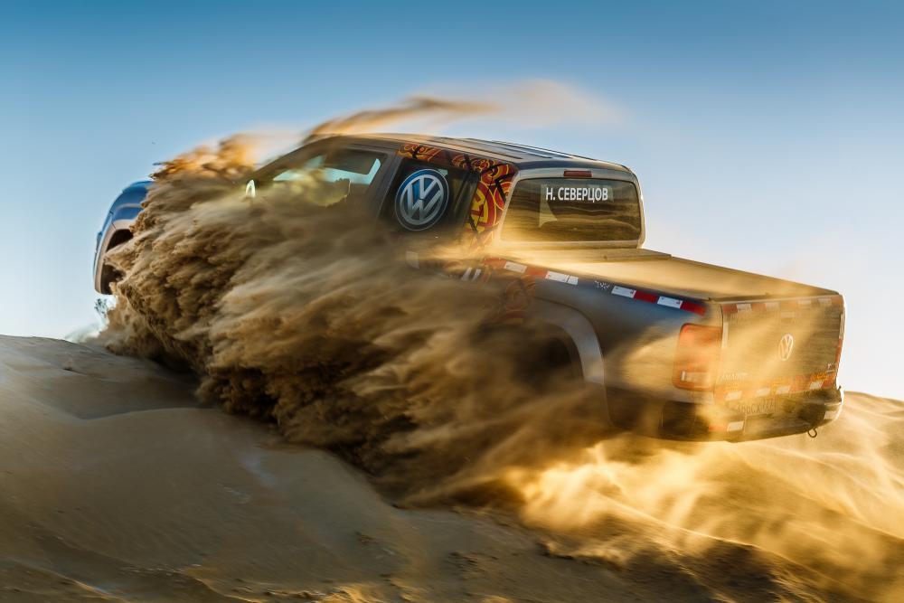 VW Amarok в песках