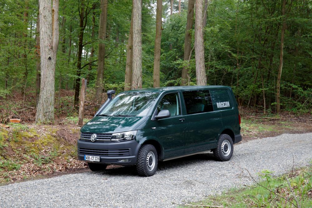 VW Transporter Rockton в лесу вид спереди