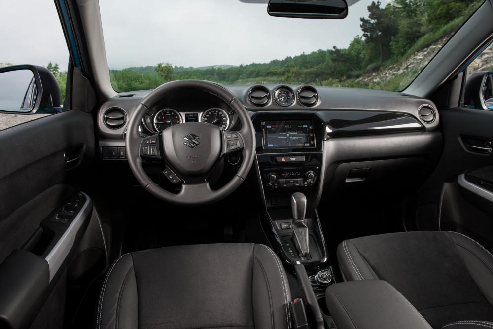Suzuki Vitara 2 поколение (2014-2018) Кроссовер интерьер 