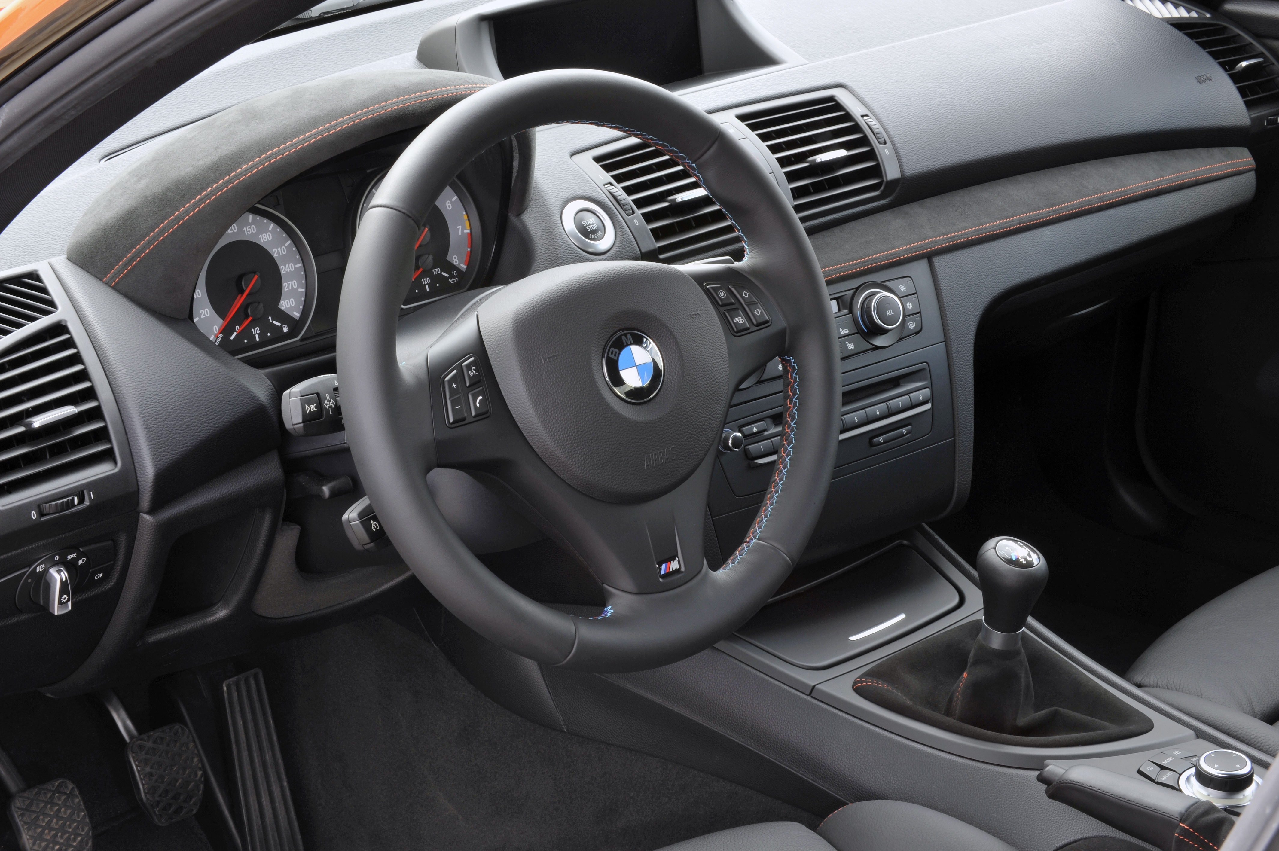 Торпедо бмв. BMW m1 e82. BMW 1m Coupe салон. Торпедо BMW m1. BMW m1 Interior.
