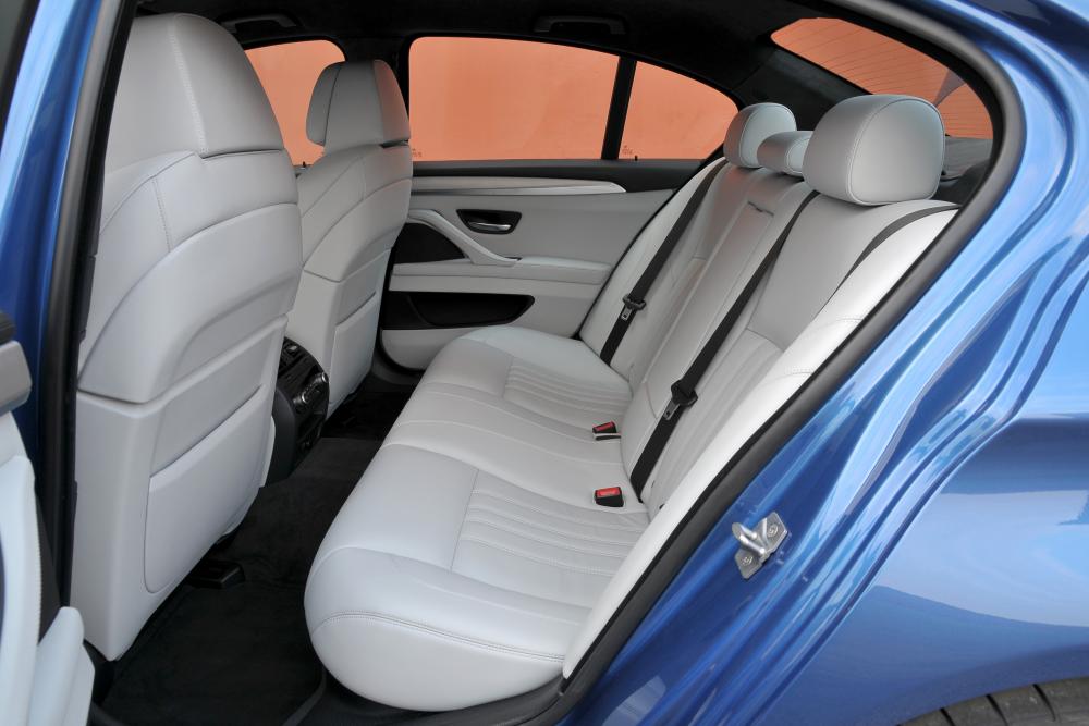 BMW M5 F10 (2011-2013) Седан интерьер